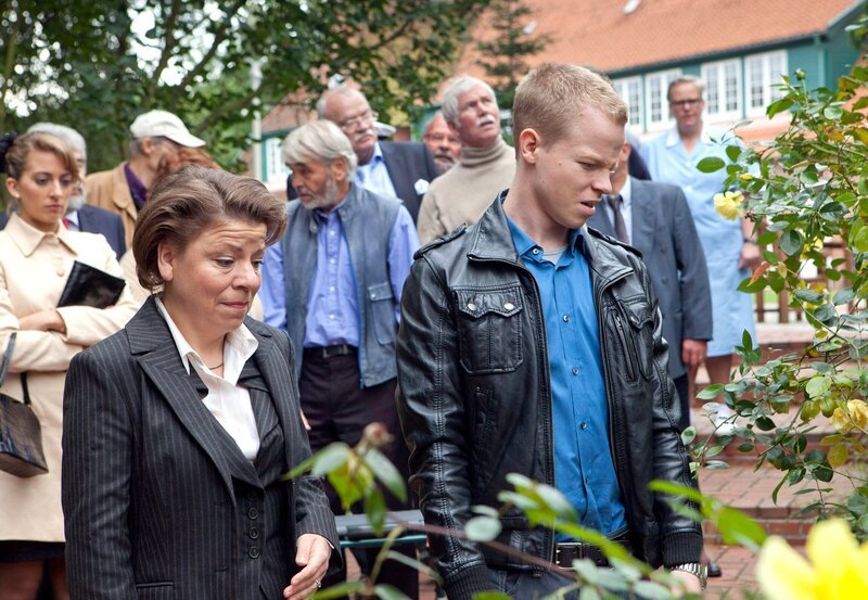 Heimleiterin Heide Brüning (Karla Trippel, l.) und Rayk (Martin Wißner, r.) starren fassungslos auf die Leiche von Muriel. – Bild: ARD/​Georges Pauly