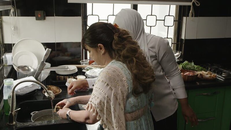 Lisa Rosenberger cooks traditional Igbo food at a cooking class. – Bild: Warner Bros. Discovery, Inc. or its subsidiaries and affiliates. All rights reserved.
