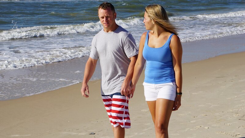 Adam (left) and Whitney (right) reviewing houses to make a decision on which house to purchase St. George Island HGTV How Close I Can Beach – Bild: HGTV/​Scripps Networks, LLC. All Rights Reserved