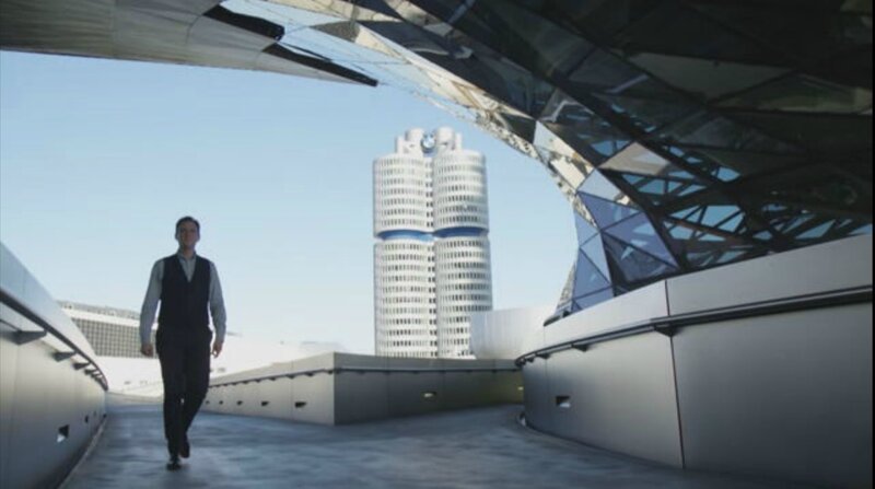 Maximilian Maier auf dem Gelände der BMW Welt München. ‚Made in Germany‘ auf Produkten hieß ursprünglich: Achtung! Schlechte Qualität! Warum wandelte sich dieses Image auf der ganzen Welt bald so grundlegend? Und wie sieht es heute aus? Der Historiker und Journalist Maximilian Maier erklärt in der Reihe „Geschichte zum Mitnehmen“ launig und mit Tiefgang Themen aus der Weltgeschichte. – Bild: BR
