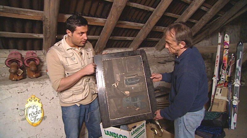 Trödel-Profi Sükrü (li.) und Michael (re.) durchsuchen das Gerümpel nach verwertbaren Gegenständen … – Bild: RTL II /​ Good Times