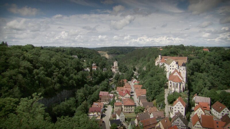 Blick auf die Stadt Haigerloch. Hier gab es eine Kernreaktor-Versuchsanlage. – Bild: BR/​INTER/​AKTION
