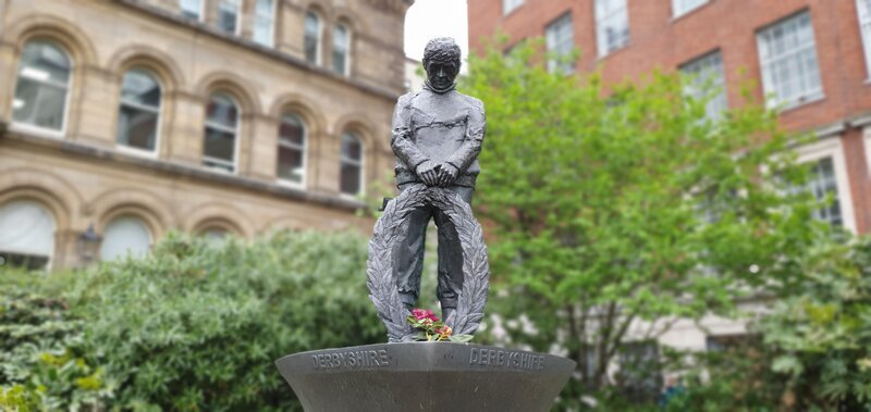 A memorial statue commemorating those lost in the sinking of the MV Derbyshire. (National Geographic/​Peter Mills) – Bild: Courtesy of Disney+