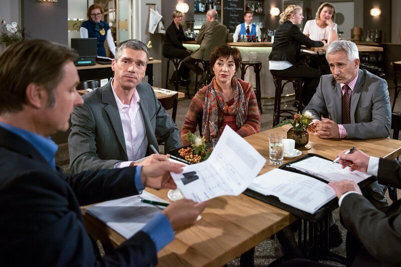 Merle (Anja Franke, 2.v.r.) will sich von Drechsler (Klaus Christian Schreiber, l.) distanzieren und lässt ihn vor Geschäftskunden schlecht aussehen. Das nimmt der natürlich nicht einfach hin … (mit Gerry Hungbauer und Komparsen). – Bild: ARD/​Nicole Manthey
