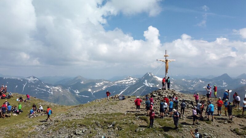Greim - Wanderer machen Erinnerungsfotos. – Bild: 3sat Greim - Wanderer machen Erinnerungsfotos. – Bild: 3sat