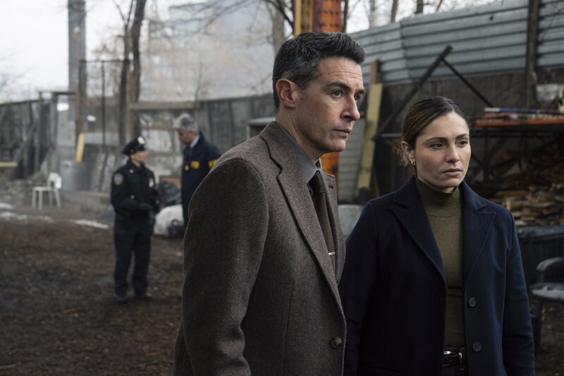 Pictured (L-R): John Boyd as Special Agent Stuart Scola and Juliana Aidén Martinez as Eva Ramos. – Bild: Bennett Raglin/​CBS