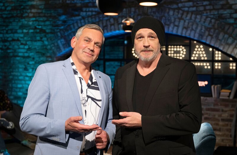 Gastgeber Torsten Sträter (r) mit seinem Gast Wladimir Kaminer, Schriftsteller. – Bild: WDR/​Melanie Grande