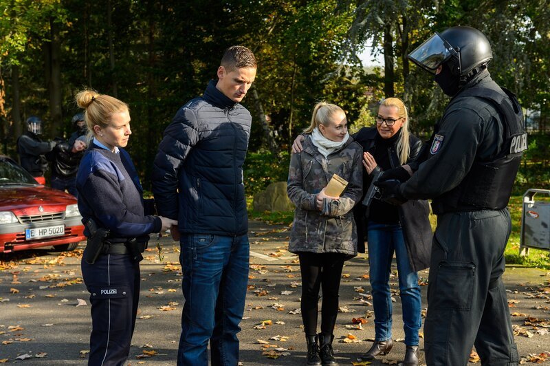 Julia (Jenny Bach, M.) bewahrt die Nerven und bringt die Aktion erfolgreich zu Ende, als sie von Kriminalkommissarin Koch (Mareike Eisenstein, 2.v.r.) mit zwei SEK-Beamten (Komparsen) aus der brenzligen Lage befreit wird und Ruben sowie ein weiterer Drogendealer festgenommen werden können. – Bild: RTL