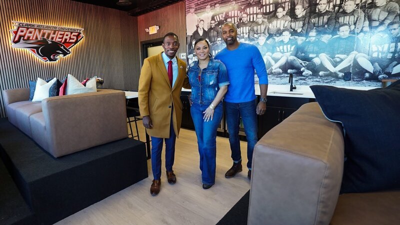 After photo of Mike Jackson, Egypt Sherrod, and Dr. Jerel Drew in the President’s Box as seen on Married to Real Estate – Bild: Warner Bros. Discovery, Inc.