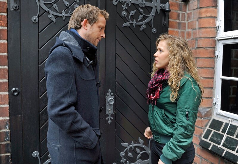 Fabian (Jannik Nowak, l.) beschwört Nathalie (Lara Maria Wichels, r.) überraschend, sich für das Baby zu entscheiden. – Bild: ARD/​Nicole Manthey