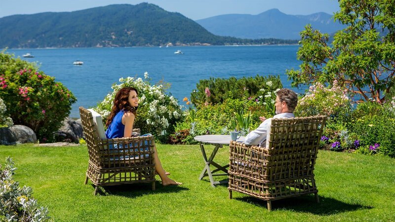 Cedar Cove – Das Gesetz des Herzens Machtkämpfe Staffel 3, Episode 9 Glücklich am See: Andie MacDowell als Olivia Lockhart, Dylan Neal als Jack Griffith – Bild: AXN White