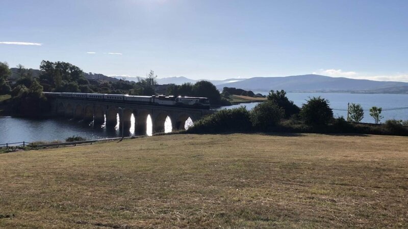 Der Zug Transcantabrico bei der Überquerung des Ebro Viadukts. – Bild: TVNOW /​ Britespark Films