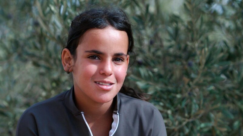 Lina, die Boxerin aus der jordanischen Wüste. Seitdem sie boxt, ist die zwölfjährige Sportlerin nicht mehr schüchtern und kann sich im Alltag besser durchsetzen. – Bild: SWR/​Medea Film Factory