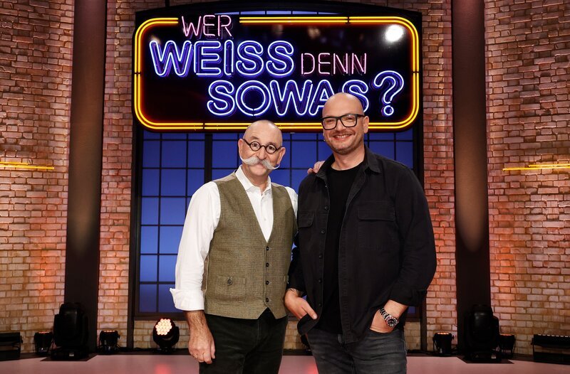 Als Kandidaten zu Gast bei „Wer weiß denn sowas?“: Der Koch und Fernsehmoderator Horst Lichter (l.) und der Kunsthändler und Sachverständiger in der ZDF-Sendereihe ‚Bares für Rares‘, Sven Deutschmanek (r.). – Bild: ARD/​Morris Mac Matzen