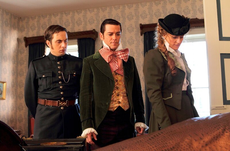 ONE MURDOCH MYSTERIES STAFFEL 4, FOLGE 13, „Murdoch im Wunderland“, am Mittwoch (01.05.24) um 22:45 Uhr. v.l.n.r.: Constable Crabtree (Jonny Harris), Detective Murdoch (Yannick Bisson) und Dr. Julia Ogden (Helen Joy) – Bild: WDR/​TV Studios