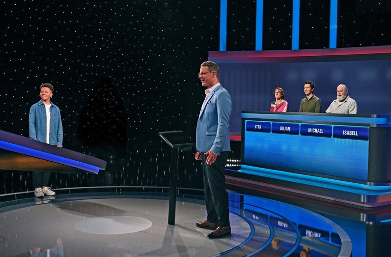 Moderator Alexander Bommes (M.) mit den Kandidat:innen: Isabell Milice (l.), Itta Bauck (3.v.r.), Julian Land (2.v.r) und Michael Gansera (r.). – Bild: ARD/​Uwe Ernst