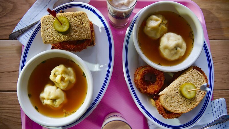 Beauty shot of Molly Yeh’s Pastrami Sandwiches with Onion Rings, Chicken Kreplach Soup, and Black & Pink Cookies, as seen on Girl Meets Farm, Season 7. – Bild: Television Food Network, G.P.