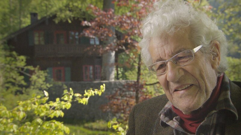 Prof. Hans‑Peter Dürr ist Quantenphysiker; im Hintergrund ist das Haus von Werner Heisenberg in der Nähe vom Walchensee zu sehen. – Bild: BR/​INTER/​AKTION