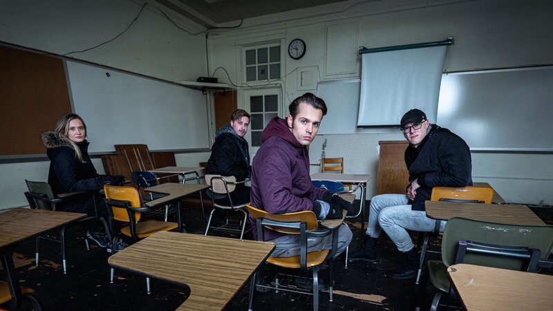 Chelsea Laden, Alex Schroeder, Dakota Laden and Tanner Wiseman at Old Defiance Jr. High School, as seen on Travel Channel’s Destination Fear. – Bild: Travel Channel /​ Discover Images /​ Warner Bros. Discovery, Inc.