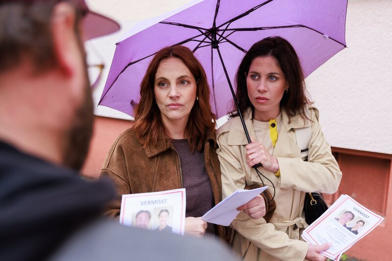 Anna (Marie Zielcke, l.) versucht verzweifelt Taro zu finden. Rechts Sina (Valea Scalabrino) – Bild: RTL