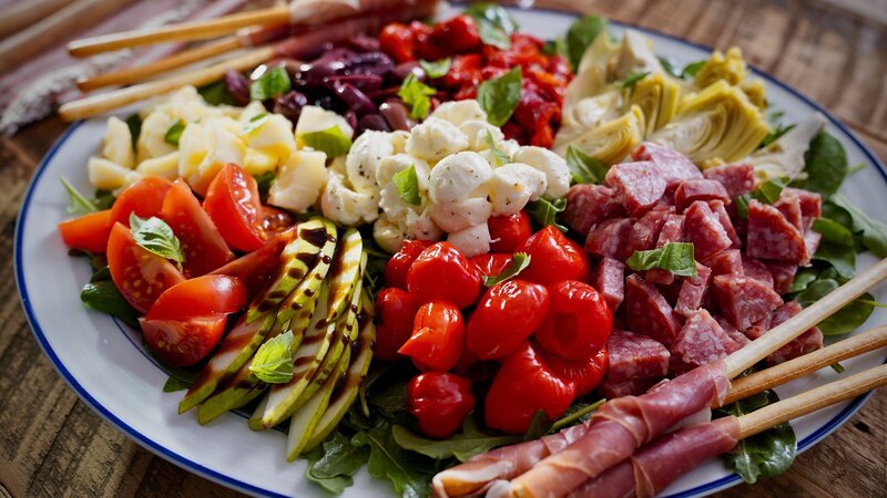 Beauty shot of Molly Yeh’s Antipasto Salad w/​Prosciutto Wrapped Breadsticks, as seen on Girl Meets Farm, Season 7. – Bild: Television Food Network, G.P. All Rights Reserved