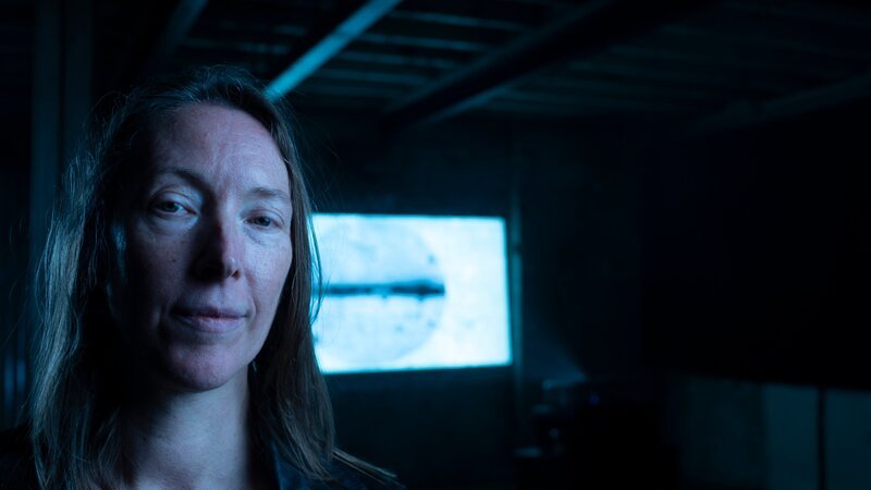 Die Physikerin Tara Shears von der Universität Liverpool beschäftigt sich mit der Frage, warum es im Universum so wenig Antimaterie gibt. – Bild: Ant McGarry /​ BBC