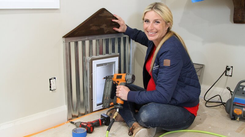 Heather and Kevin have two dogs they adore, so Jasmine is doing a DIY dog door decoration everyone can appreciate. – Bild: HGTV /​ Discover Images;FBOD102_4_Appleg /​ Discovery Communications