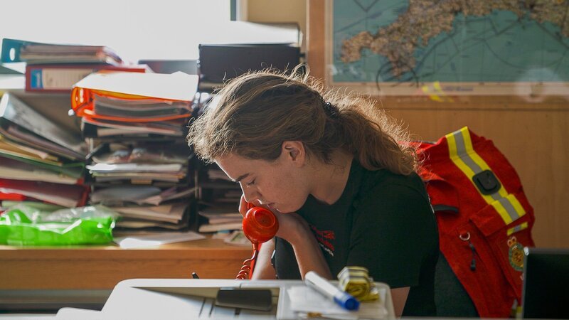 Ep104 – Paramedic Louise on the red emergency phone. – Bild: Really /​ Beagle Media Limited /​ Discovery Communications