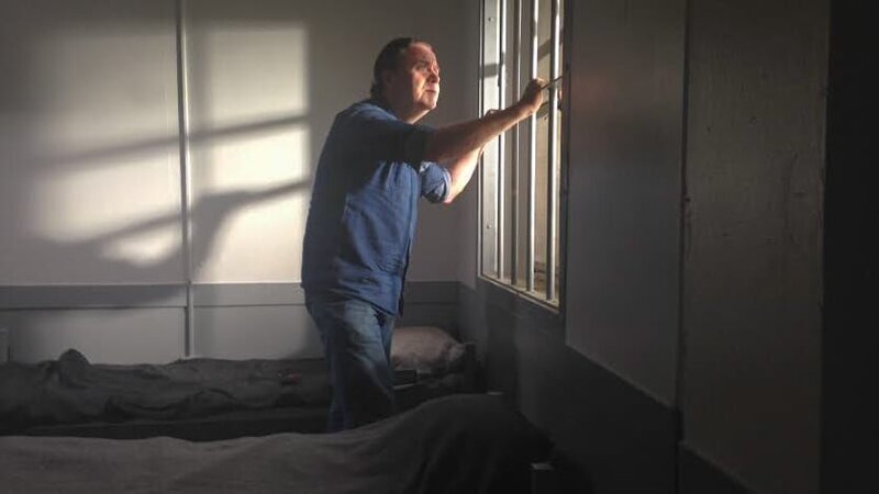 Man looking out window. – Bild: Discovery Communications