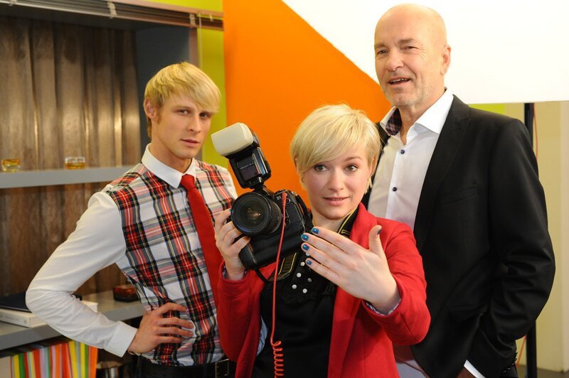 Ahnen noch nicht, dass Maik das Shooting platzen lässt: Virgin (Chris Gebert, l.), Bruno (K. Dieter Klebsch, r.) und Olivia (Kasia Borek, M.) … – Bild: SAT.1 /​ Oliver Ziebe Eigenproduktionsbild frei