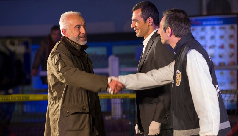 Die Leichen kommen zu mir“. Ex-Kommissar Yilmaz (Erden Alkan, li.) begrüßt den Mediziner Dr. Bulut (Turgay Dogan) und seinen Nachfolger Özakin (Erol Sander). Auf die beiden wartet nun viel Arbeit. – Bild: ARD Degeto/​Gülnur Kiliç
