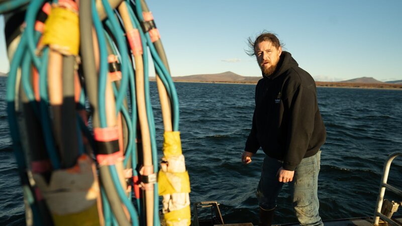 Robert Wood looking out while on boat – Bild: Warner Bros. Discovery