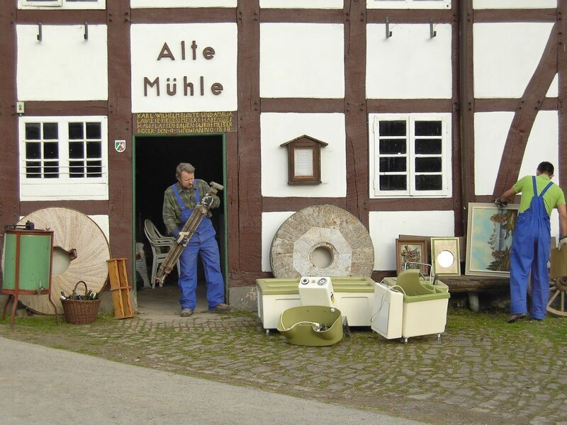Christian und Ruth leben auf einem Bauernhof mit Mühle, der schon seit 1600 im Familienbesitz ist. Im Laufe von Jahrzehnten hat sich einiges angesammelt. Trödeltrupp-Experte Mauro hilft beim Verkauf des antiken Sammelsuriums. – Bild: Good Times