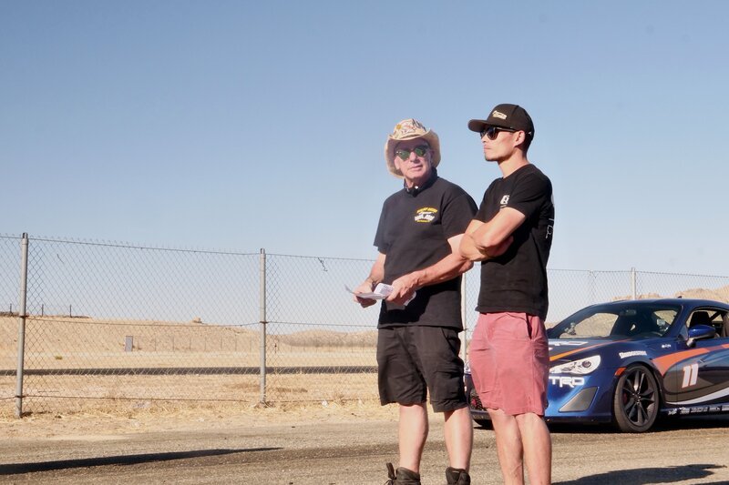 Farmtruck and Azn as acting hosts for the Willow Springs competition – Bild: Discovery Channel /​ Discovery Communications, LLC