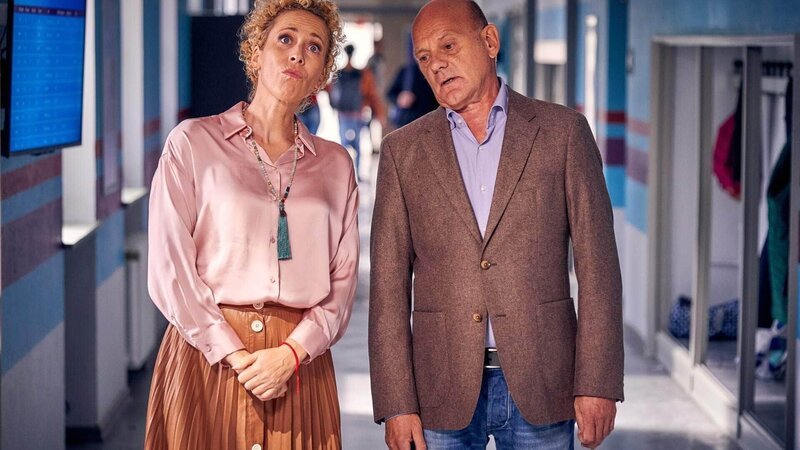 Rose (Ulrich Gebauer) und Melanie (Claudia Hiersche) bemerken die eingekehrte Ruhe in der Schule. – Bild: RTL /​ Frank Dicks