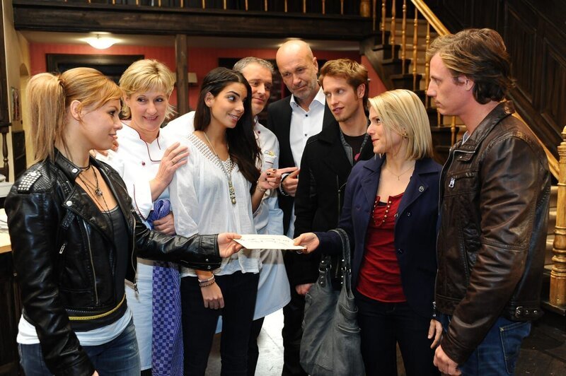 Der Abschied naht: (v.l.n.r.) Paule (Wanda Worch), Susanne (Heike Jonca), Jasmin (Lilli Hollunder), Ingo (Wolfgang Wagner), Bruno (K. Dieter Klebsch), Jojo (Bernhard Bozian), Anna (Jeanette Biedermann) und Tom (Patrick Kalupa) … – Bild: SAT.1