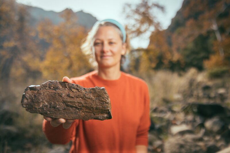 Die Geobiologin Tanja Bosak vom MIT in Cambridge/​USA beschäftigt sich u.a. mit der Fähigkeit von Mikroorganismen, Spuren in Sedimentgestein zu hinterlassen. – Bild: Freddie Claire /​ BBC