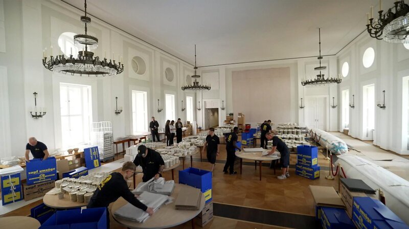 Im Großen Saal vom Schloss Bellevue wird das präsidiale Geschirr verpackt. – Bild: rbb/​HSB