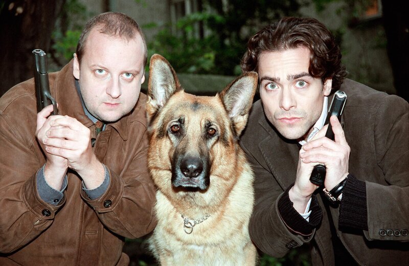 „Kommissar Rex“, „Einer stirbt immer.“ Gegen hohes Eintrittsgeld können ausgewählte Zuschauer an versteckten Orten schreckliche Schauspiele erleben. Im Bild (v.li.): Martin Weinek (Fritz Kunz), Alexander Pschill (Marc Hoffmann). – Bild: ORF/​Ali Schafler