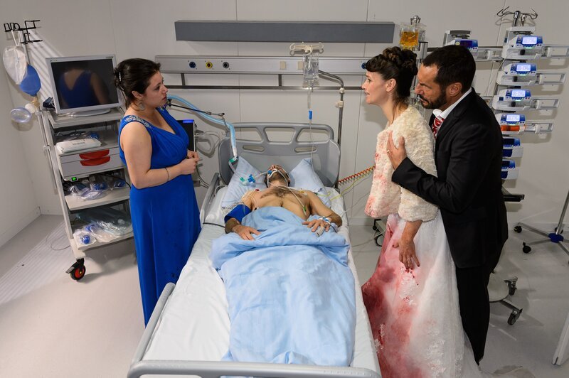 Vanessa (Julia Augustin, l.) und Richard (Silvan-Pierre Leirich, r.) können wie Jenny (Kaja Schmidt-Tychsen) nicht fassen, dass Eriks (Alexander Wüst) Leben nicht gerettet werden konnte. – Bild: RTL