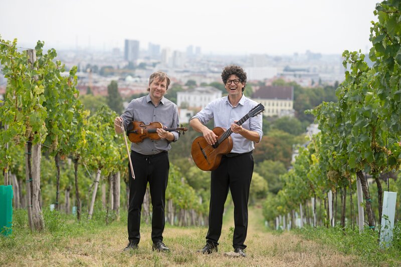 Die Strottern in Nußdorf, (v.li.) Klemens Lendl und David Müller, während ServusTV’s „Das ist Österreich“, Wien am 08.09.2022 – Bild: ServusTV /​ Wegafilm /​ Lukas Beck