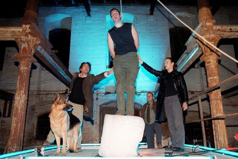 Kommissar Rex: Gegen hohes Eintrittsgeld können ausgewählte Zuschauer an versteckten Orten schreckliche Schauspiele erleben. Im Bild (v.li.): Alexander Pschill (Marc Hoffmann), Tudor Chirila (Dimitrij), Martin Weinek (Fritz Kunz), Elke Winkens (Niki Herzog). – Bild: ORF/​Ali Schafler