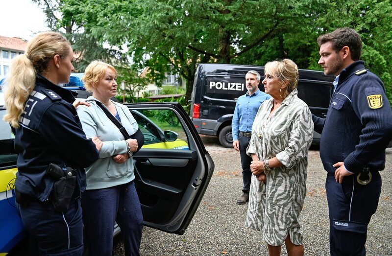 Nele Fehrenbach (Floriane Daniel, 2.v.l. mit Komparsin) wird vor den Augen von Gregor Mertens (Lukas Spisser, 3.v.r.), Mechthild Fehrenbach (Diana Körner, M.) und Jakob Frings (Max König, r.) abgeführt. – Bild: ORF/​Bavaria/​ARD/​SWR/​Laurent Trümper
