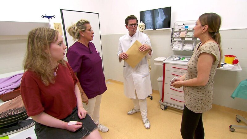 Das Ärzteteam wird Zeuge eines Familiendramas. – Bild: RTLZWEI