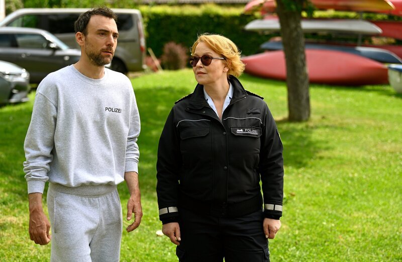 Frederik Schick (Beniamino Brogi, l.) muss gemeinsam mit Nele Fahrenbach (Floriane Daniel, r.) seiner Schwester die Nachricht vom Tod ihres Mannes überbringen. – Bild: ORF/​Bavaria/​ARD/​SWR/​Laurent Trümper