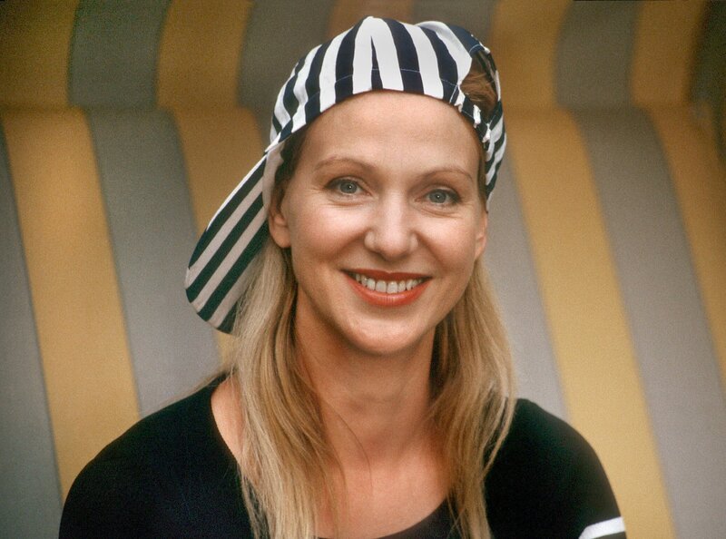 Sonja (Sabine Kaack) ahnt nicht, dass ihre geplante Geburtstagsfeier bei der gesamten Familie den Eindruck erweckt, sie hätte einen neuen Freund. Schuld daran ist ein Foto, das ein Klassenkamerad von Peggy gemacht hat. – Bild: NDR