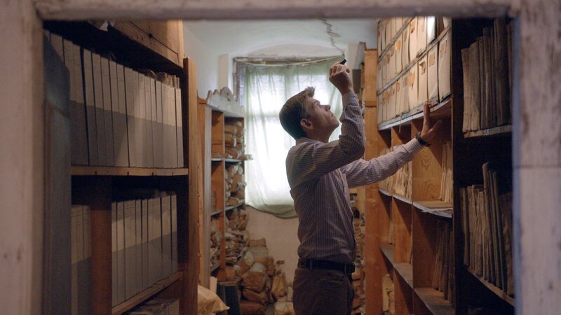 Carl Philip Clam-Martinic im Burgarchiv, Burg Clam – Bild: ServusTV /​ Querschuss Film