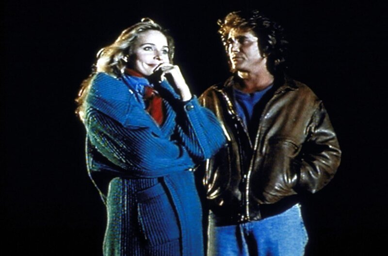 Mary (Priscilla Barnes, l.) gesteht Jonathan (Michael Landon, r.), dass sie sich in den blinden Frank verliebt hat. – Bild: Worldvision Enterprises, Inc.