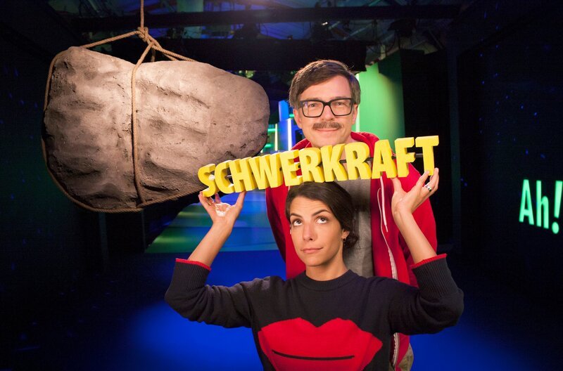 Clarissa und Ralph untersuchen, was es mit der Schwerkraft auf sich hat. – Bild: WDR/​Thorsten Schneider