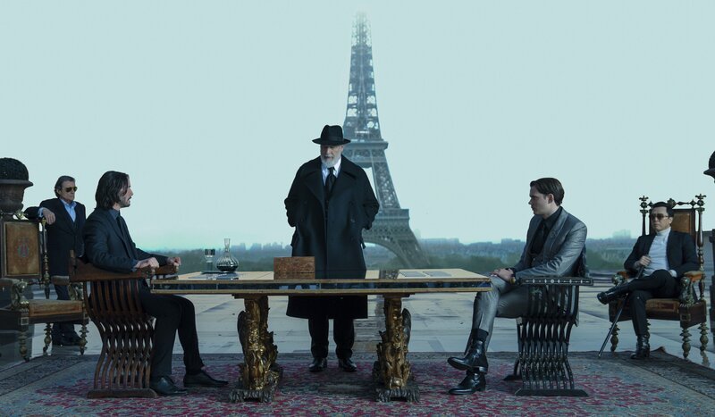 Ian McShane (Winston), Keanu Reeves (John Wick), Clancy Brown (Harbinger), Bill Skarsgård (Marquis de Gramont), Donnie Yen (Caine). – Bild: ORF/​Leonine Studios